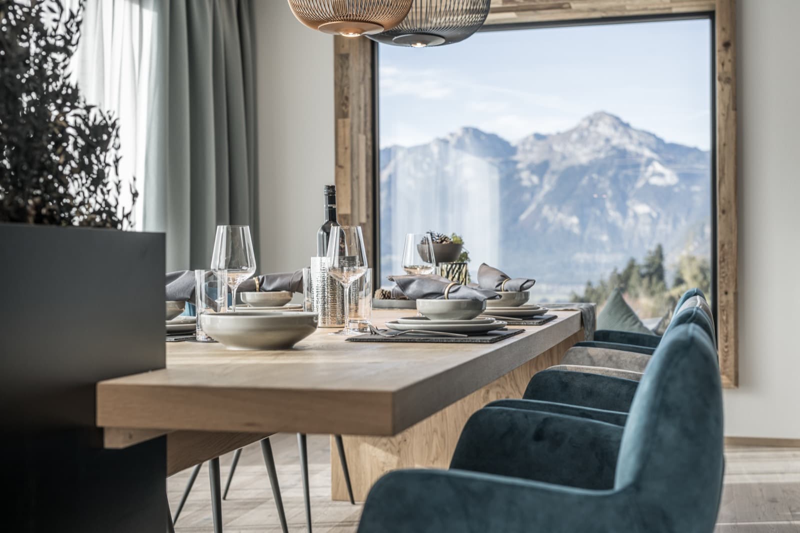 Gedeckter Tisch mit blauen Sesseln vor dem Bergpanorama im Zillertal